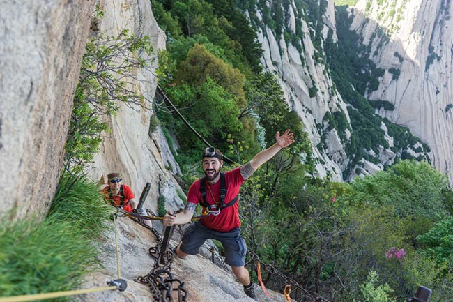 Con đường nguy hiểm nhất chỉ dài khoảng 50m và khi đi đến cuối sẽ xuất hiện một cái bục nhỏ để leo lên và ngắm nhìn toàn cảnh.