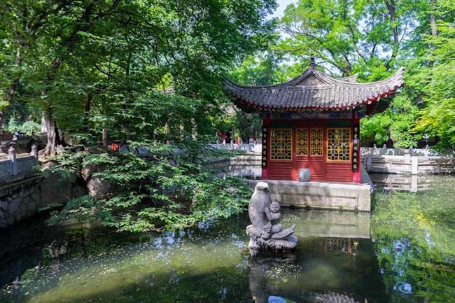 Con đường bất khả thi này đã được chạm khắc trên các lớp đất đá và đôi chỗ chỉ được gắn vào vách núi cheo leo bằng một tấm ván mỏng. Chính nơi này đã thu hút trí tưởng tượng của các du khách ưa mạo hiểm ở khắp mọi nơi.