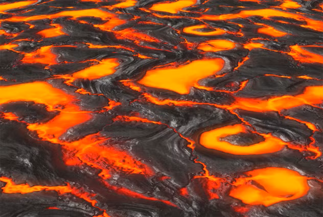 Núi lửa Daikoku nằm dưới rãnh Mariana ở độ sâu 414 m. Núi lửa dưới lòng biển không phải là hiện tượng lạ, nhưng Daikoku rất đặc biệt nhờ sở hữu một hồ lưu huỳnh lỏng tinh khiết.