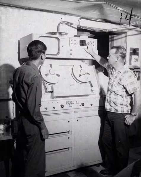 Ông Robert C. Gassert, cố vấn kỹ thuật truyền hình Mỹ đang kiểm tra hoạt động của máy móc trong phòng thu.