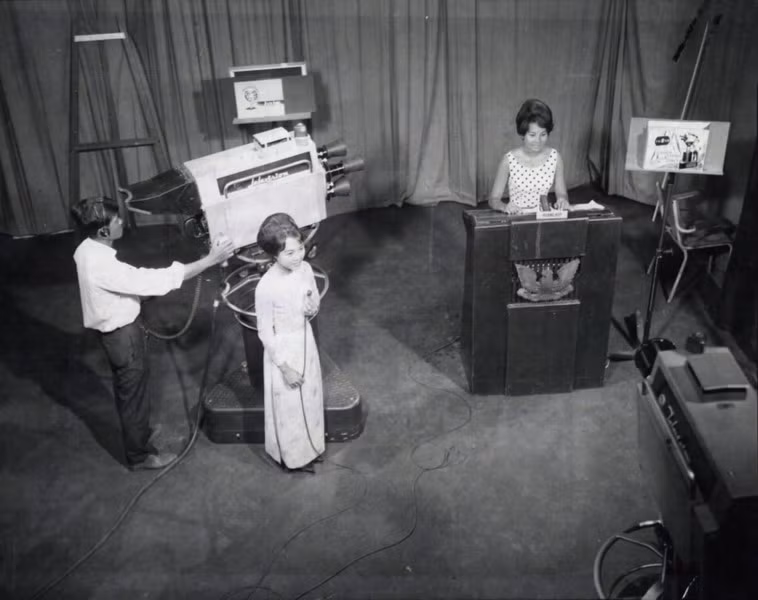 Hai nữ phát thanh viên chuẩn bị thu hình chương trình thời sự hằng ngày ở trường quay.