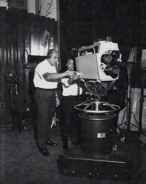 Cố vấn kỹ thuật người Mỹ đang hướng dẫn nhân viên Việt Nam thao tác với máy quay.