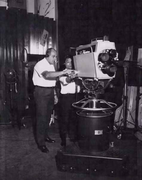 Cố vấn kỹ thuật người Mỹ đang hướng dẫn nhân viên Việt Nam thao tác với máy quay.