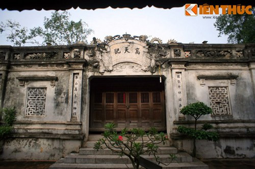 Trung điện là tòa nhà xây theo kiểu chồng diêm 8 mái, kết nối với thượng điện qua khoảng sân hẹp.