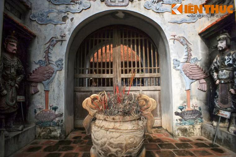 Theo lý giải của các bậc cao niên, hạc về là hiện thân cho công chúa Mỵ Châu, và cá voi chết dạt vào bờ biển là minh chứng cho cái chết đầy bi thảm của An Dương Vương ở gần núi Mộ Dạ.