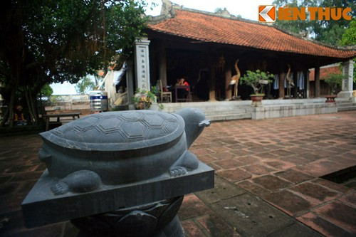 Theo truyền thuyết, sau khi vua An Dương Vương tuẫn tiết tại Cửa Hiền, phía Bắc chân núi Mộ Dạ, nhân dân Diễn Châu đã lập miếu thờ ở Cửa Hiền. Tuy đã có miếu thờ, nhưng mỗi khi màn đêm buông xuống, có những đốm lửa lập lòe trên sườn núi Mộ Dạ. Dân chúng nghĩ rằng đó là linh hồn vua muốn yên ngự trên sườn núi nên đã lập đền thờ và rước linh hồn Ngài về đó để thờ phụng. Đền thờ Thục An Dương Vương trên núi Mộ Dạ có từ đó.