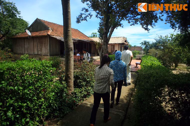 Những người dân đến từ nhiều địa phương nối tiếp nhau lặng lẽ bước qua con đường râm bụt xanh ngắt để vào ngôi nhà lịch sử.