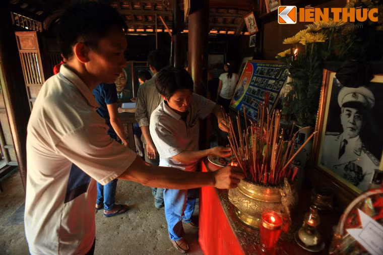Bước vào gian nhà chính, tất cả đều thành kính dâng hương trước bàn thờ Đại tướng Võ Nguyên Giáp.