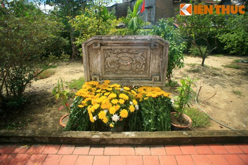 Những bó cúc vàng người dân dâng tặng được đặt phía trước nhà.