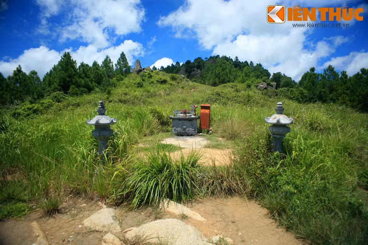 Sau chùa có một lối dẫn lên đỉnh núi, là nơi còn di tích của nền Trang Vương - một quần thể kiến trúc thờ Phật phong phú phát triển hưng thịnh thời nhà Trần, với 9 cấp nền trải dài theo địa hình núi.