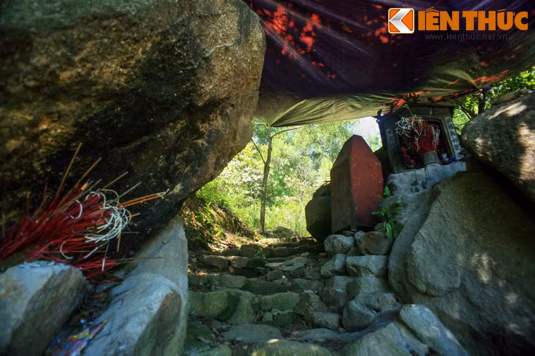 Dọc theo con đường núi dẫn lên chùa có hai ngôi miếu cổ là miếu Cô và miếu Cậu, là miếu thờ thần núi theo quan niệm của người Việt.