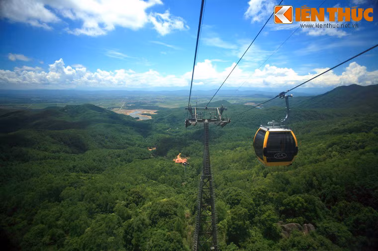 Trước kia, du khách phải đi bộ vượt nhiều km đường núi để tới chùa, nhưng hiện nay việc đi lại đã thuận lợi hơn nhiền với việc trang bị hệ thống xe điện, cáp treo, thuyền đò...