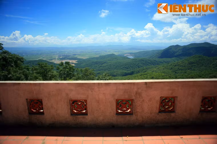 Từ sân chùa có thể phóng tầm mắt bao quát một khoảng không gian hùng vĩ của núi rừng Hà Tĩnh.