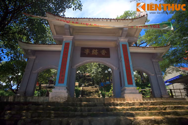 Chùa được đặt tên là chùa Hương Tích, phỏng theo chùa Hương nổi tiếng trên đất Hà Tây cũ. Ảnh: Tam quan chùa Hương Tích.