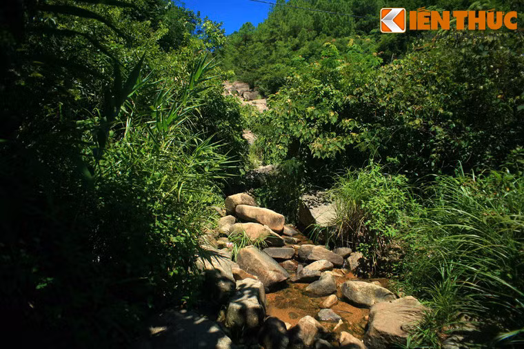 Khung cảnh thiên nhiên hoang sơ dọc đường lên chùa. Trong quá khứ, chùa từng được mệnh danh là “Hoan châu đệ nhất danh lam”.