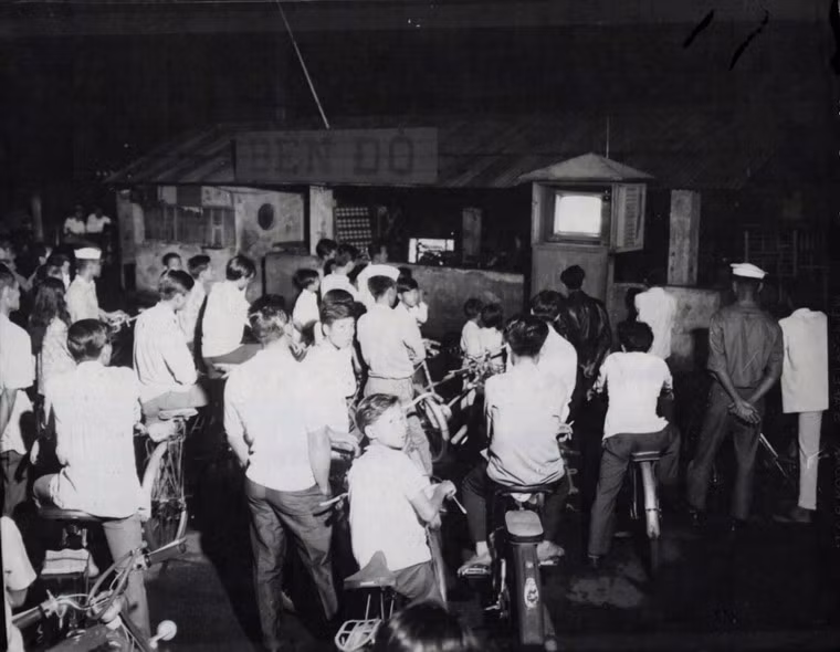 Người dân tập trung xem truyền hình qua chiếc TV công cộng được lắp đặt bên bờ sông Sài Gòn.