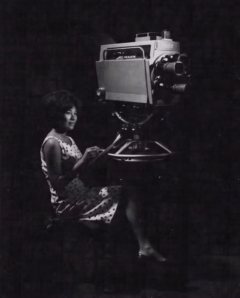 Cô Hoàng Thị Lê Hợp, một trong những phát thanh viên truyền hình hàng đầu trong ngành công nghiệp truyền hình VNCH, đang đọc lại bản tin trước khi được ghi hình.