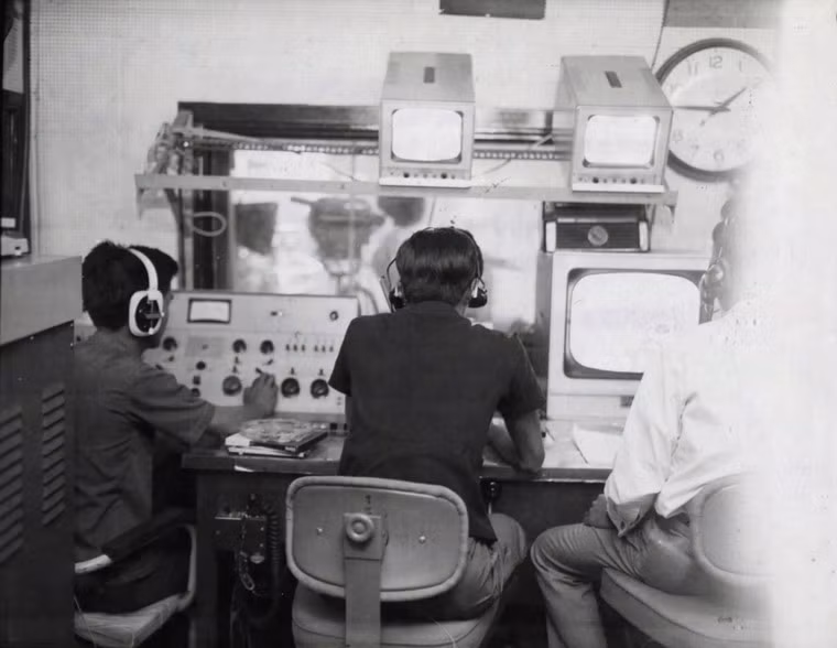 Các kỹ thuật viên âm thanh, đạo diễn hình ảnh và biên tập viên đang xử lý một bản tin.