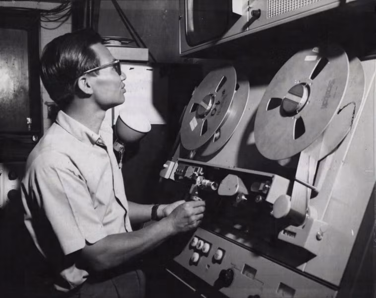 Ông Hoàng Thái, Giám đốc của trường quay tại đài truyền hình VNCH kiểm tra băng ghi trước khi thu hình các bản tin tiếp theo.