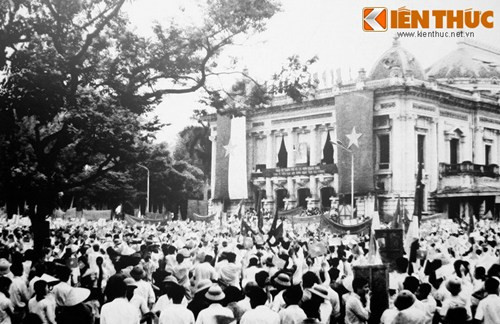 Mít tinh mừng ngày giải phóng Sài Gòn, thống nhất đất nước ở quảng trường Nhá hát Lớn năm 1975.