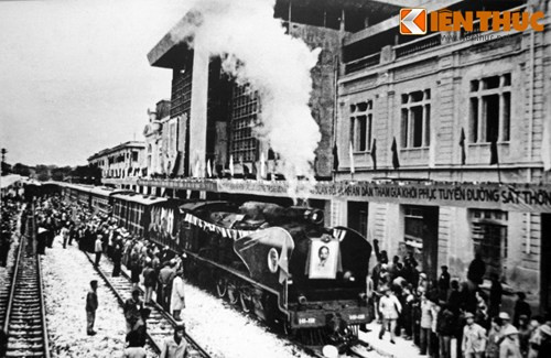 Khôi phục tuyến đường sắt thống nhất Bắc - Nam năm 1976.