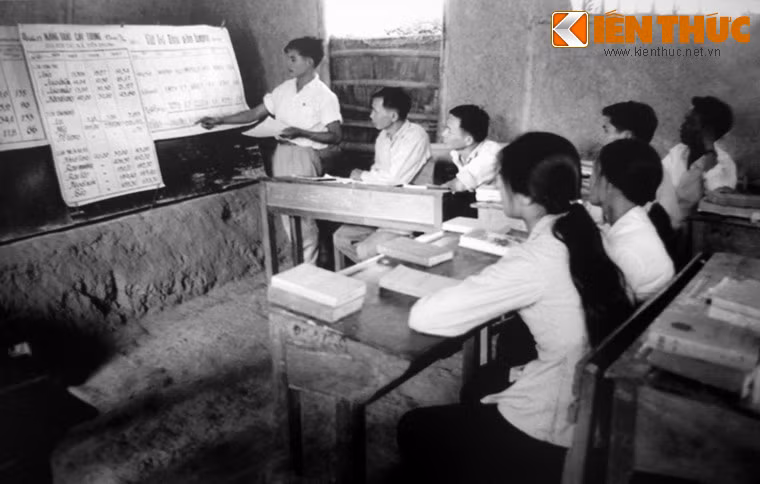 Sinh viên đại học Kinh tế Kế hoạch bảo vệ luận án tốt nghiệp trong hầm thời chiến.