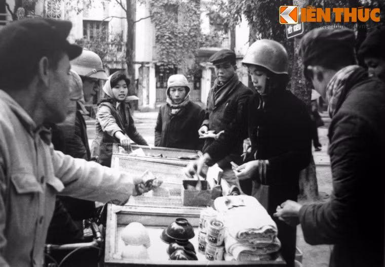 Bán hàng lưu động trong 12 ngày đêm Điện Biên Phủ trên không cuối năm 1972.
