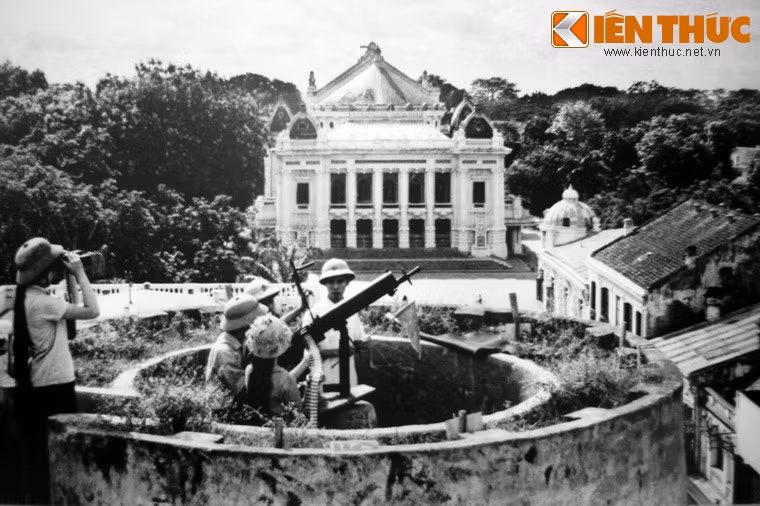 Tự vệ nhà in báo Nhân Dân sẵn sàng chiến đấu, giai đoạn Mỹ tiến hành chiến tranh phá hoại miền Bắc.