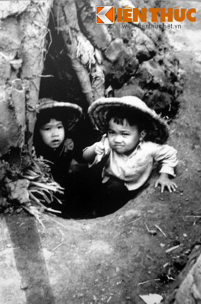 Học sinh tiểu học ở Hà Nội trong căn hầm thời chiến.