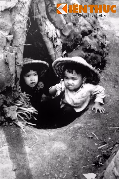 Học sinh tiểu học ở Hà Nội trong căn hầm thời chiến.