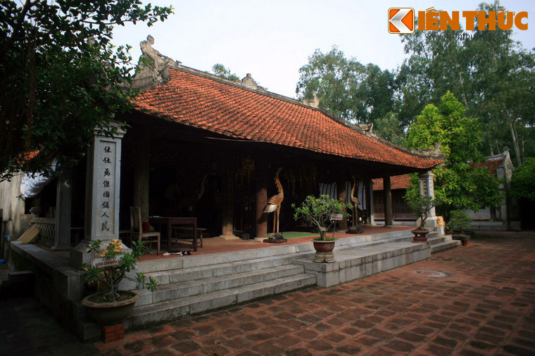 Theo truyền thuyết, Cửa Hiền phía Bắc chân núi Mộ Dạ là nơi vua An Dương Vương đã tuẫn tiết. Linh hồn vua thường hiện về trên núi nên người dân xây đền ở đây để thờ ngài. Sở dĩ đền có tên là đền Cuông là vì xưa kia, núi Mộ Dạ là nơi sinh sống của rất nhiều chim công (chim cuông).