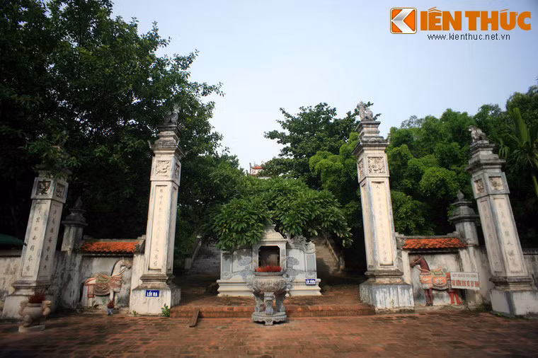 1. Nằm ở lưng chừng núi Mộ Dạ, xã Diễn An, huyện Diễn Châu, tỉnh Nghệ An, đền Cuông được coi là ngôi đền linh thiêng bậc nhất của xứ Nghệ. Đền đã được lập từ rất lâu đời, là nơi thờ vua An Dương Vương và danh tướng Cao Lỗ.