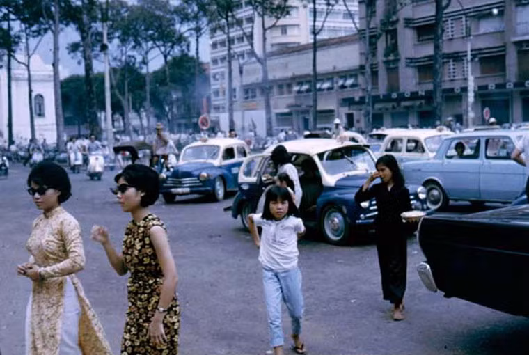 Hai chị em sinh đôi? Một người mặc áo dài Việt, một người mặc váy kiểu Tây, cả hai đều... đẹp.