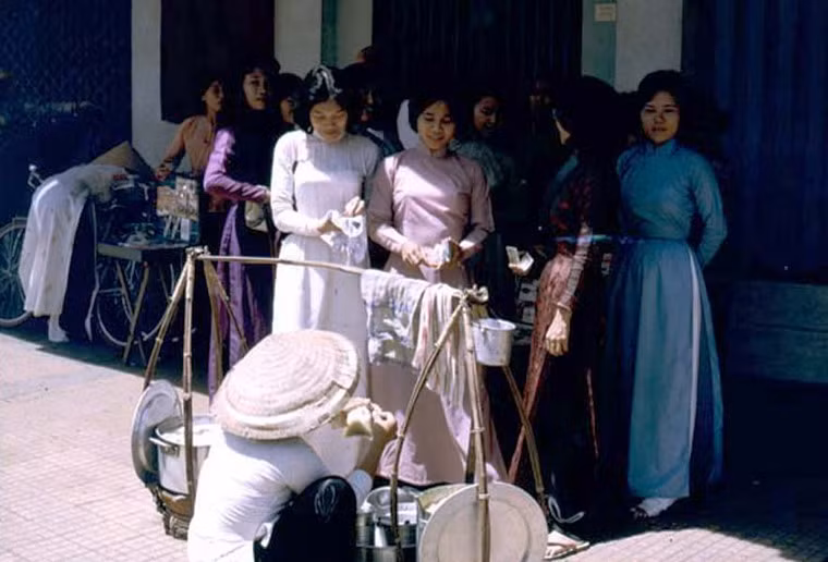 Ở thời kỳ nào thì các gánh hàng rong quà vặt cũng thu hút các thiếu nữ.