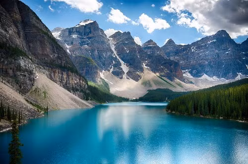 Tiếp theo là màu nước xanh kỳ lạ rất hiếm gặp ở các hồ nước trên thế giới.