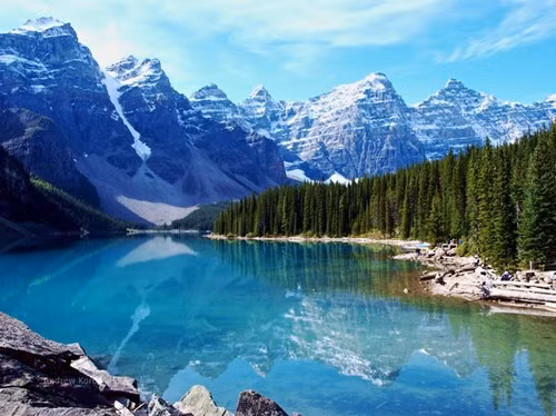 Sắc xanh này được tạo nên do sự khúc xạ của ánh sáng mặt trời vào bột đá lắng đọng xuống lòng hồ.