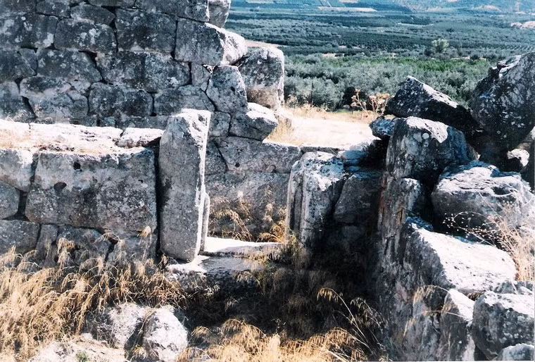 Dấu tích của những cánh cổng, hành lang và các căn phòng trong kim tự tháp vẫn có thể được nhận ra.