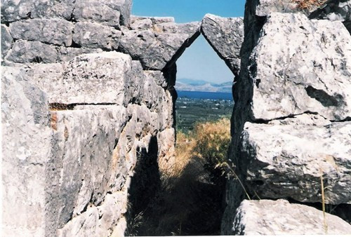 Quan điểm truyền thống vẫn cho rằng kim tự tháp này được xây dựng để làm lăng mộ, giống như những kim tự tháp ở Ai Cập.