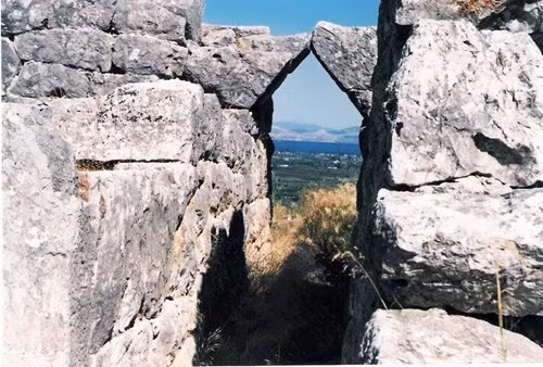 Quan điểm truyền thống vẫn cho rằng kim tự tháp này được xây dựng để làm lăng mộ, giống như những kim tự tháp ở Ai Cập.