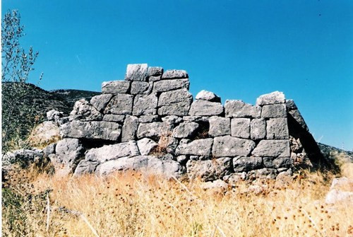 Kim tự tháp được xây dựng từ các tảng đá tự nhiên, không được mài giũa hay đánh bóng và xếp khít lên nhau một cách chắc chắn.