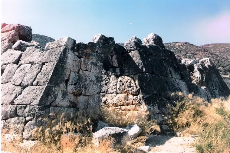 Dù đã trở thành tàn tích, nhưng phần nền móng còn sót lại của kim tự tháp Hellinikon cho thấy đây từng là một công trình kiến trúc hoành tráng trong quá khứ.