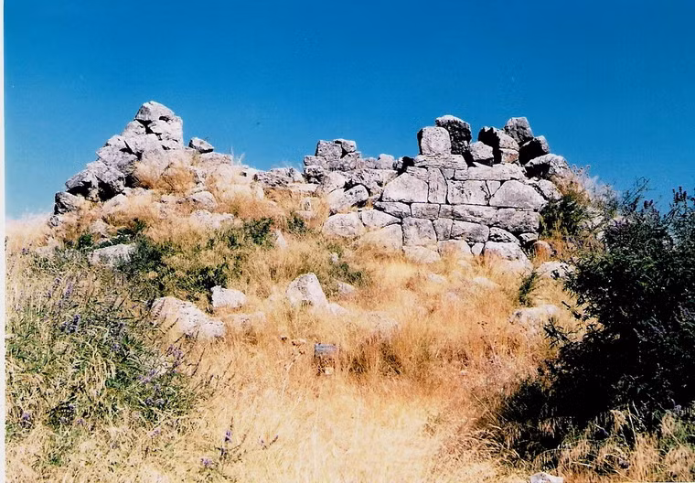 Tuy vậy cũng có ý kiến cho rằng vai trò của kim tự tháp có thể chỉ là đài tưởng niệm các chiến binh đã hi sinh, hoặc một căn cứ quân sự.