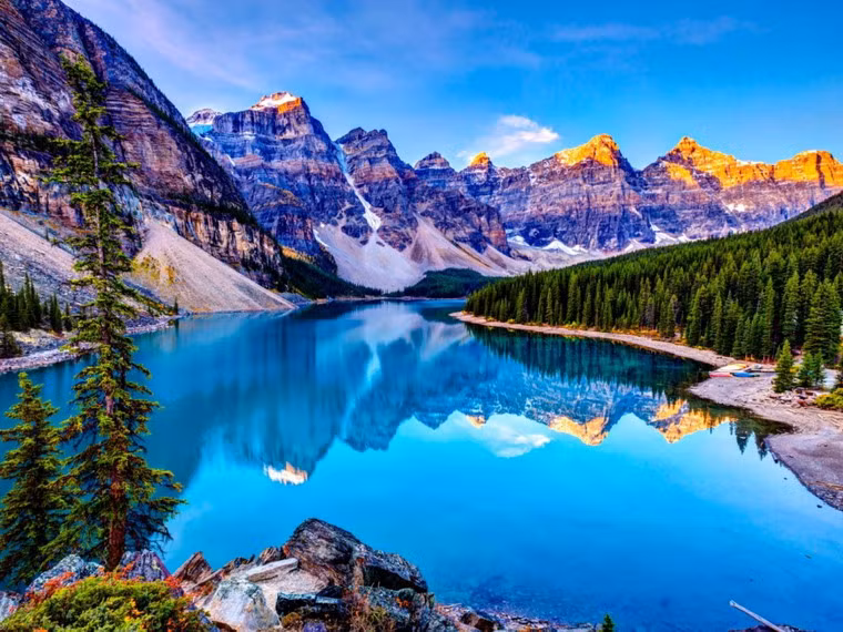 Cuối cùng, cảnh tượng kỳ thú nhất ở hồ Moraine là khi các chóp núi bên hồ ánh vàng rực rỡ như đang tỏa hào quang.