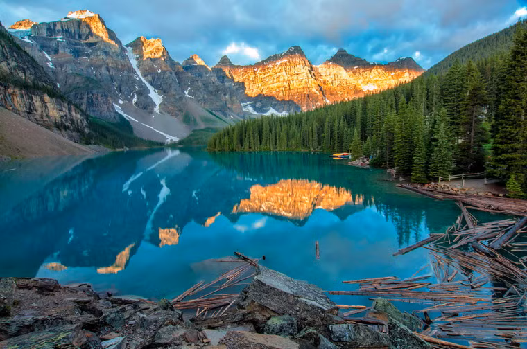 Hồ Moraine ở công viên quốc gia Banff, Canada được nhiều người biết đến như một trong những địa danh đẹp nhất thế giới..