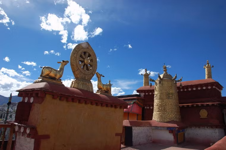 Phật giáo Tây Tạng là một nhánh Phật giáo đặc thù và có ảnh hưởng rất lớn ở phương Tây hiện đại. Ảnh: Một ngôi chùa ở Tây Tạng.