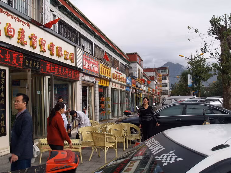 Ở Tây Tạng hiện tại, dân số người Hán cao gấp đôi người Tây Tạng bản địa, và tiếng Hán được coi là ngôn ngữ chính. Ảnh: Một đường phố đầy bảng hiệu tiếng Hán ở Lhasa.