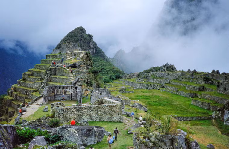 Những gì còn lại ở Machu Picchu ngày nay là 140 công trình kiến trúc, gồm các đền, đài, công viên, nhà ở... cùng hàng trăm bậc đá được tạc vào vách núi.