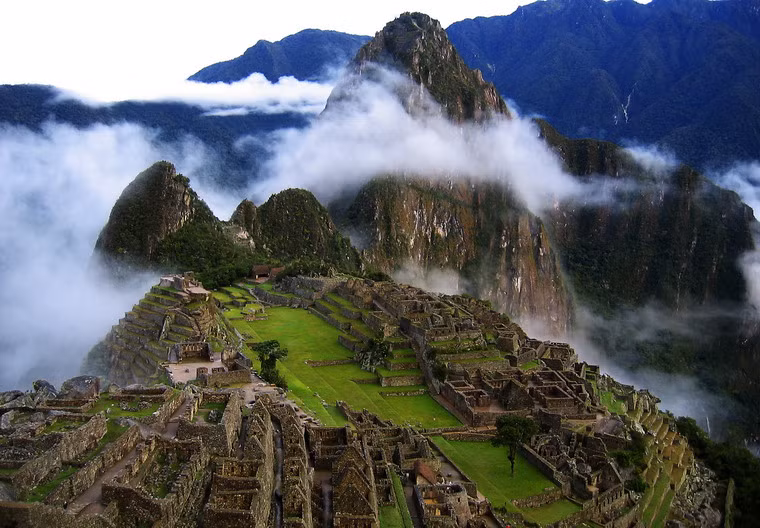 Tuy nhiên, sự phát triển du lịch cũng khiến Macchu Picchu đứng trước nguy cơ bị xâm hại nghiêm trọng. Vì vậy, UNESCO đang xem xét đưa Machu Picchu vào danh sách các Di sản thế giới đang bị đe dọa của mình.