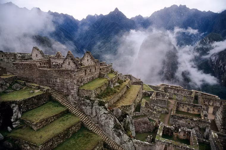 Về tổng quan, Machu Picchu được chia thành ba khu vực lớn: Khu vực linh thiêng, Khu vực dân chúng và Khu của các Thầy tu và Tầng lớp quý tộc (khu hoàng gia).
