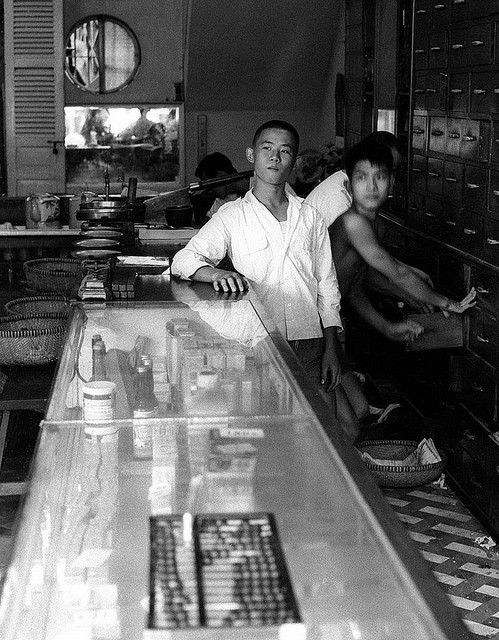 Trong một hiệu thuốc của người Hoa.